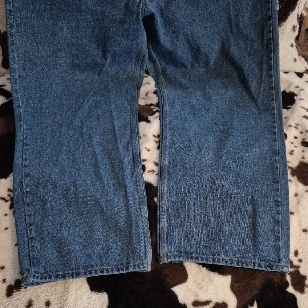 Blue MOUNTAIN, Classic Blue Relaxed Fit Jeans for Men. WAIST 40. - Picture 5 of 12